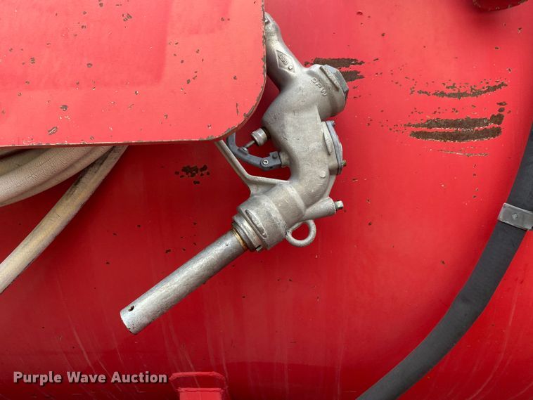 image for item DN8088 2004 International Navistar 7400  fuel / lube truck