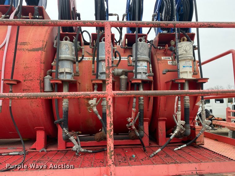 image for item DN8088 2004 International Navistar 7400  fuel / lube truck