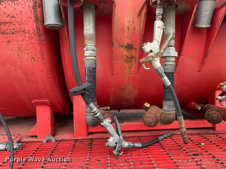 image for item DN8088 2004 International Navistar 7400  fuel / lube truck