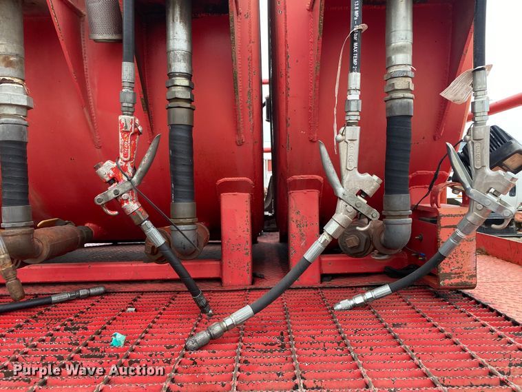 image for item DN8088 2004 International Navistar 7400  fuel / lube truck