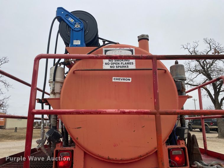 image for item DN8088 2004 International Navistar 7400  fuel / lube truck