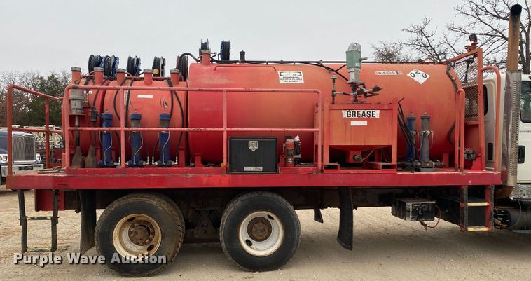 image for item DN8088 2004 International Navistar 7400  fuel / lube truck