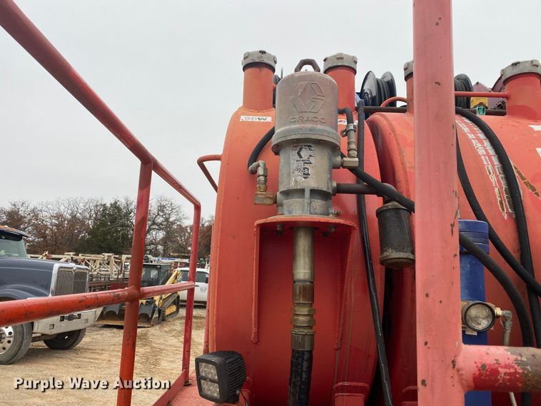 image for item DN8088 2004 International Navistar 7400  fuel / lube truck