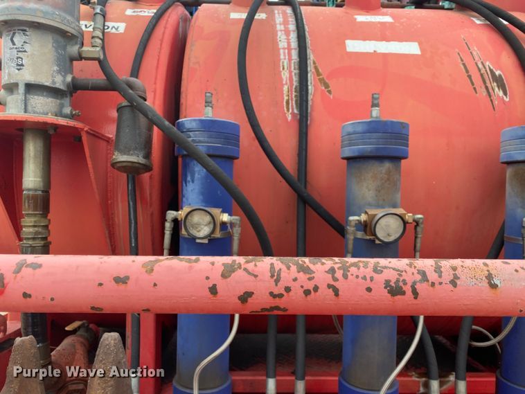 image for item DN8088 2004 International Navistar 7400  fuel / lube truck