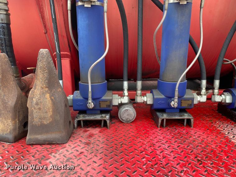 image for item DN8088 2004 International Navistar 7400  fuel / lube truck