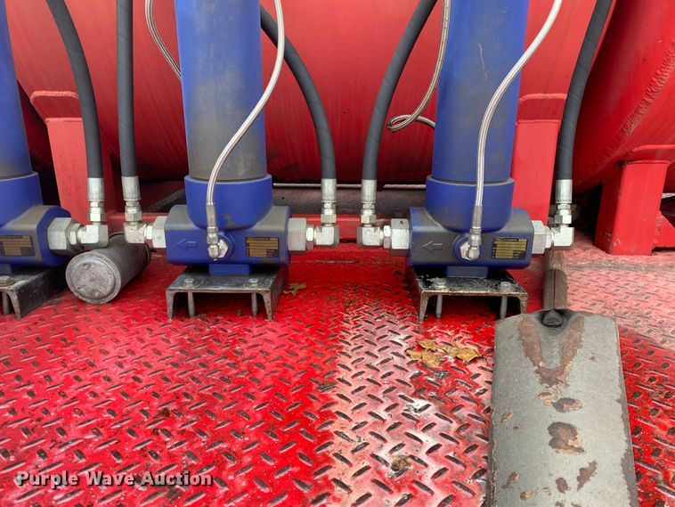 image for item DN8088 2004 International Navistar 7400  fuel / lube truck