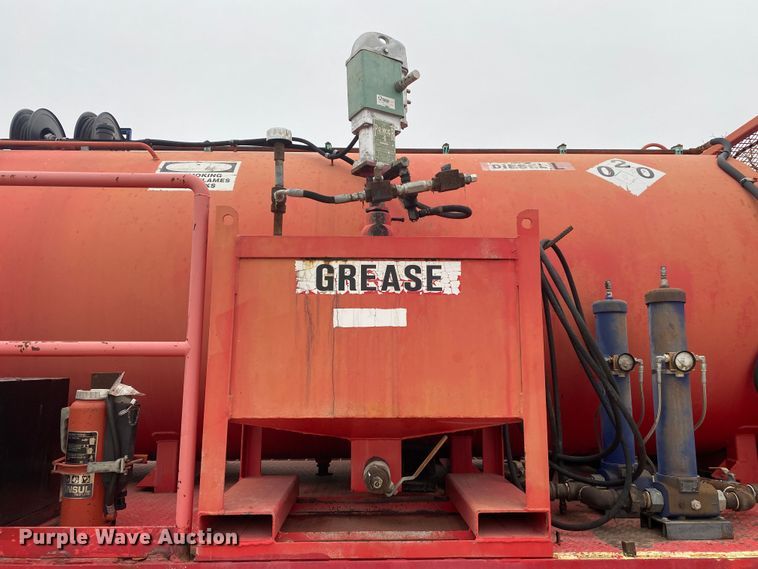 image for item DN8088 2004 International Navistar 7400  fuel / lube truck