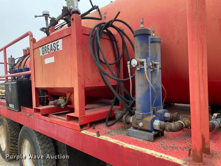 image for item DN8088 2004 International Navistar 7400  fuel / lube truck