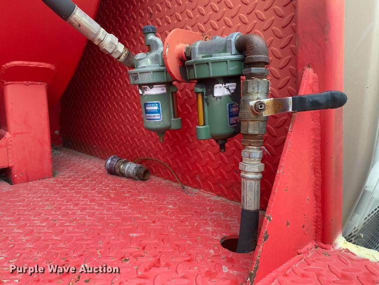 image for item DN8088 2004 International Navistar 7400  fuel / lube truck