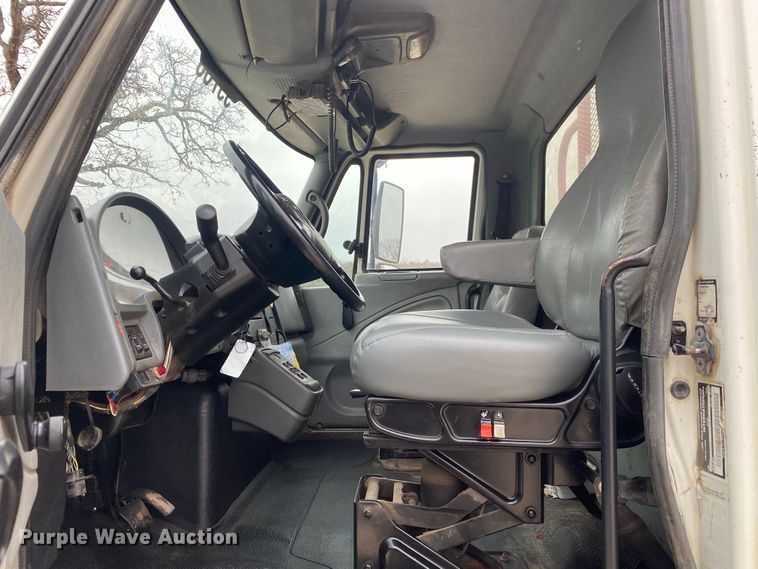 image for item DN8088 2004 International Navistar 7400  fuel / lube truck