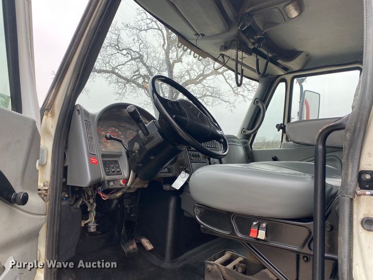 image for item DN8088 2004 International Navistar 7400  fuel / lube truck