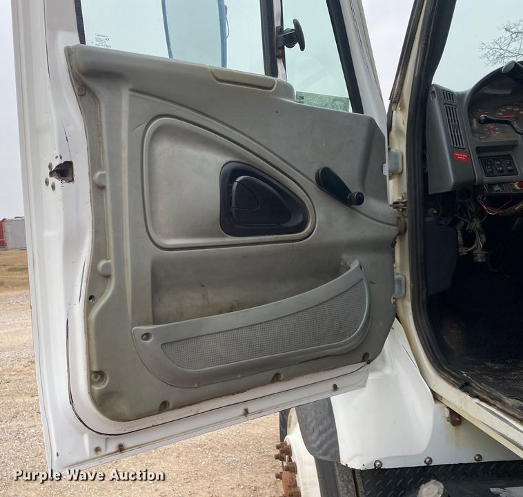 image for item DN8088 2004 International Navistar 7400  fuel / lube truck