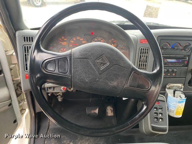 image for item DN8088 2004 International Navistar 7400  fuel / lube truck