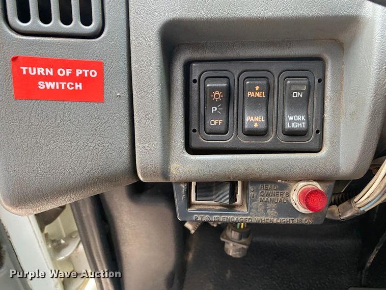 image for item DN8088 2004 International Navistar 7400  fuel / lube truck