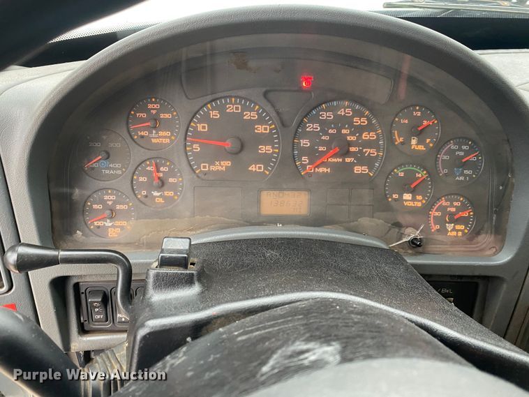 image for item DN8088 2004 International Navistar 7400  fuel / lube truck