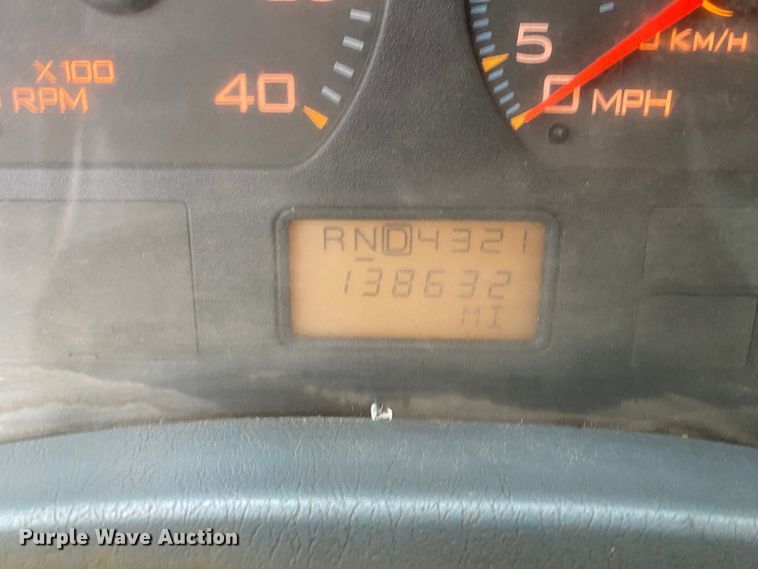 image for item DN8088 2004 International Navistar 7400  fuel / lube truck