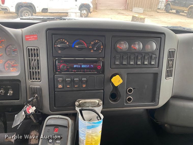 image for item DN8088 2004 International Navistar 7400  fuel / lube truck