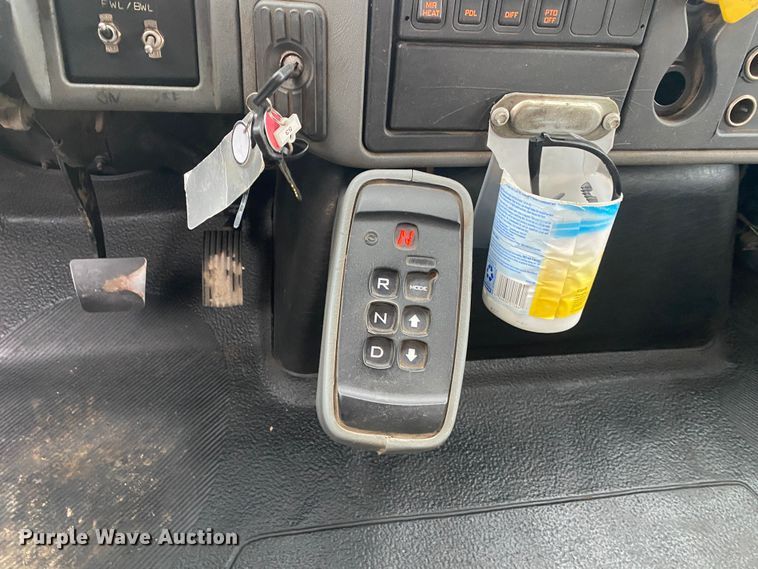 image for item DN8088 2004 International Navistar 7400  fuel / lube truck