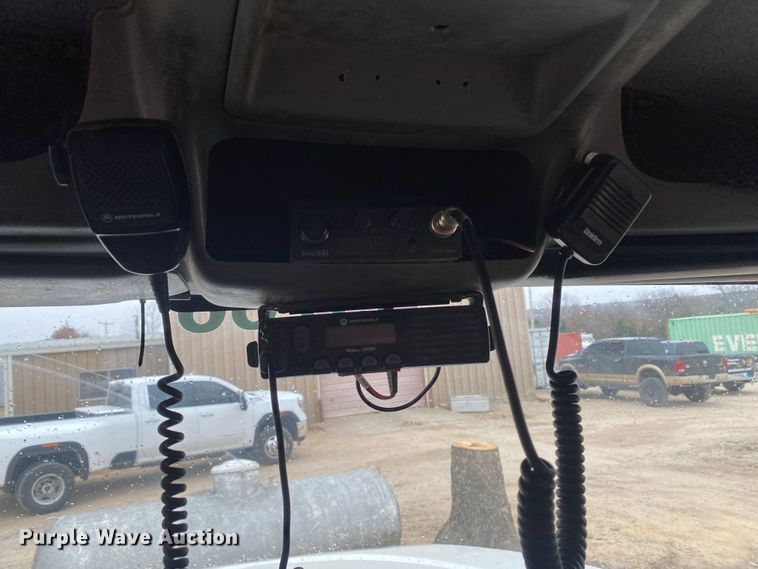 image for item DN8088 2004 International Navistar 7400  fuel / lube truck