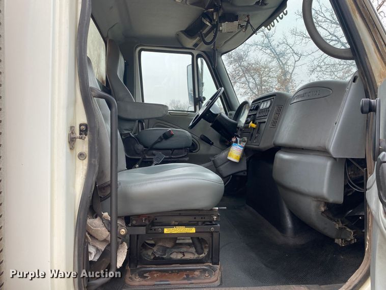 image for item DN8088 2004 International Navistar 7400  fuel / lube truck