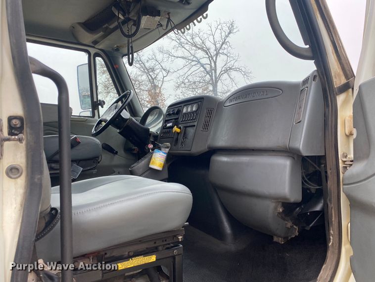 image for item DN8088 2004 International Navistar 7400  fuel / lube truck