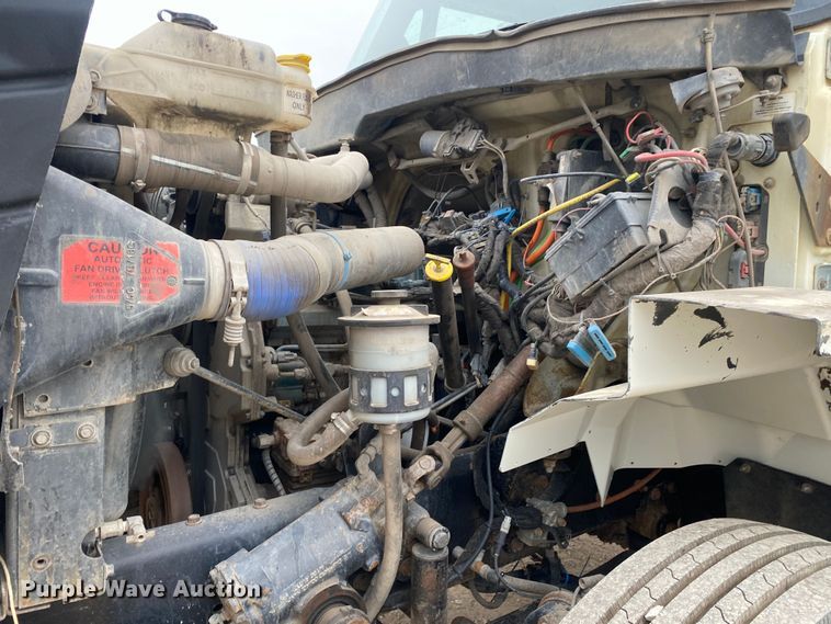 image for item DN8088 2004 International Navistar 7400  fuel / lube truck