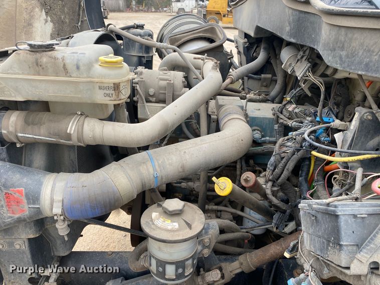 image for item DN8088 2004 International Navistar 7400  fuel / lube truck