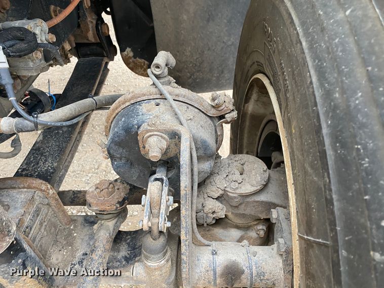 image for item DN8088 2004 International Navistar 7400  fuel / lube truck