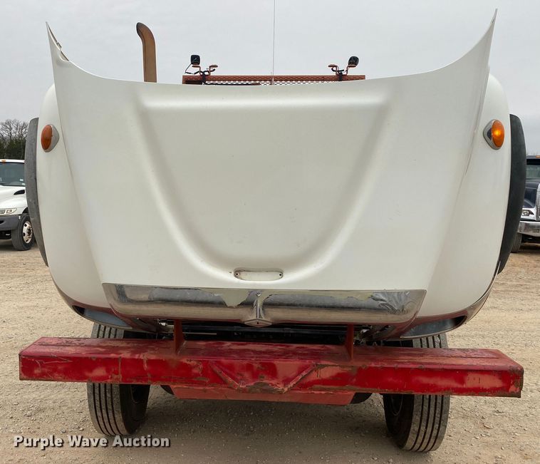 image for item DN8088 2004 International Navistar 7400  fuel / lube truck