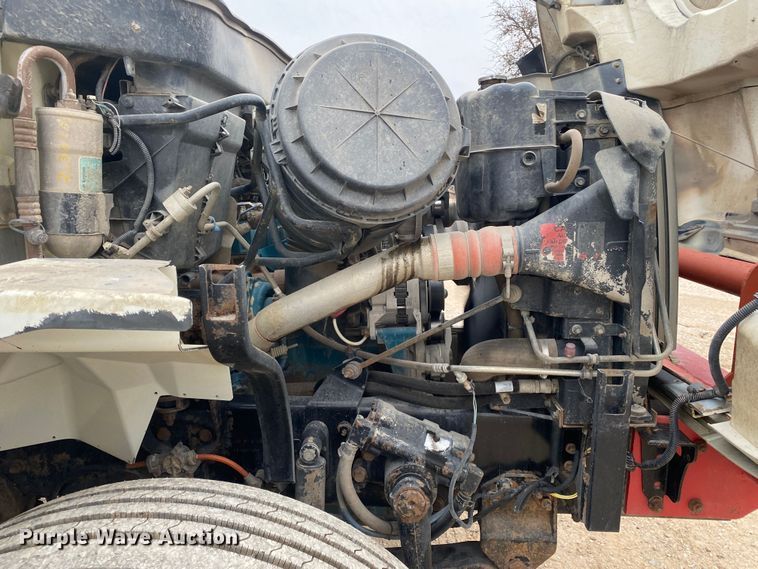 image for item DN8088 2004 International Navistar 7400  fuel / lube truck