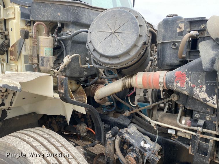 image for item DN8088 2004 International Navistar 7400  fuel / lube truck