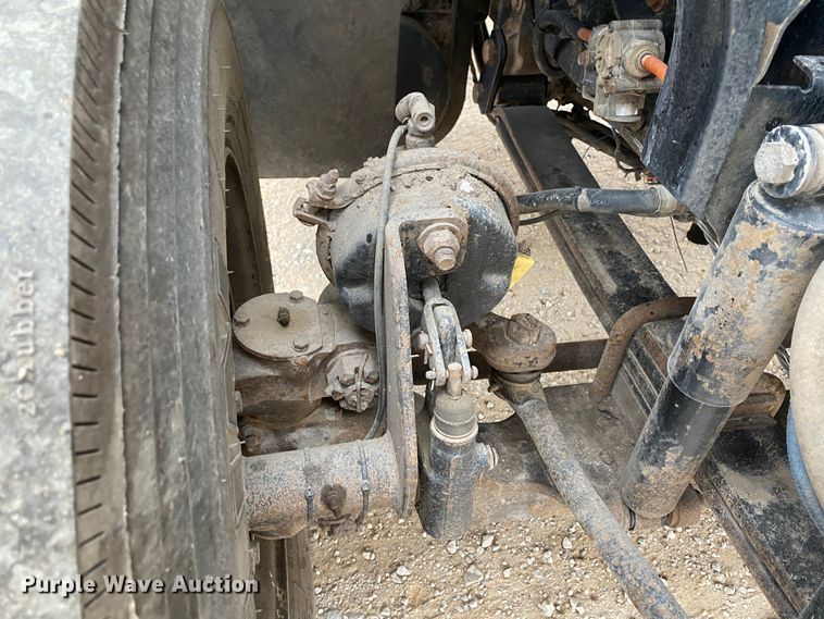 image for item DN8088 2004 International Navistar 7400  fuel / lube truck