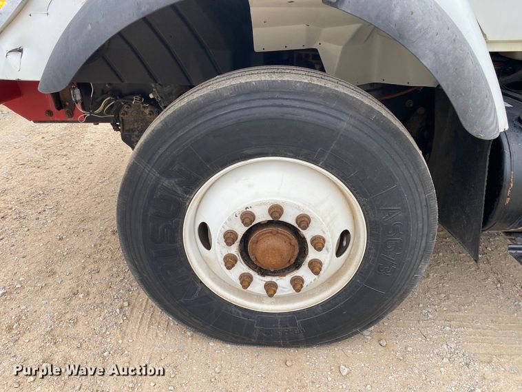 image for item DN8088 2004 International Navistar 7400  fuel / lube truck