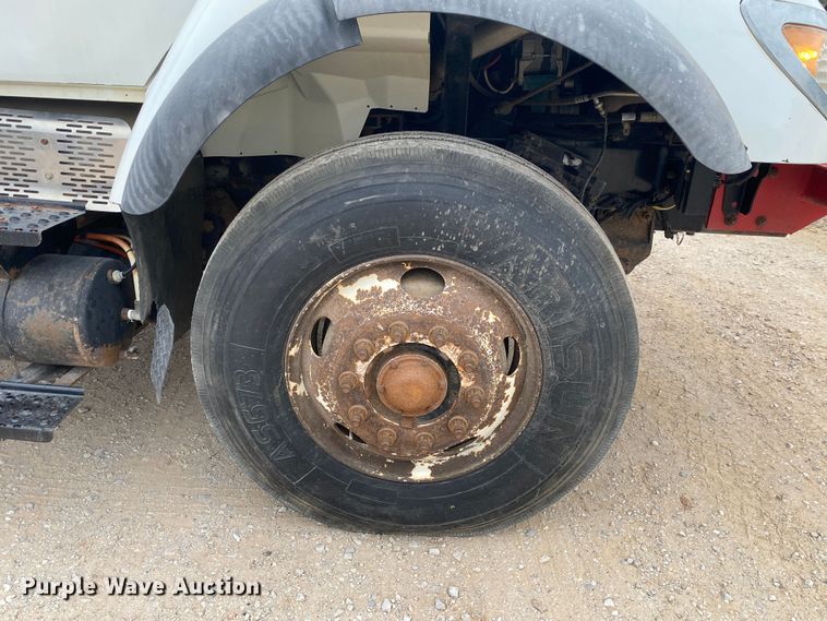 image for item DN8088 2004 International Navistar 7400  fuel / lube truck