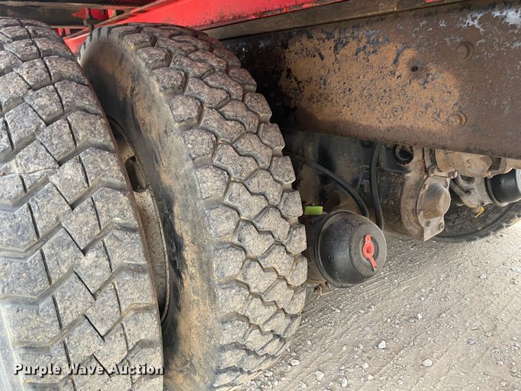 image for item DN8088 2004 International Navistar 7400  fuel / lube truck