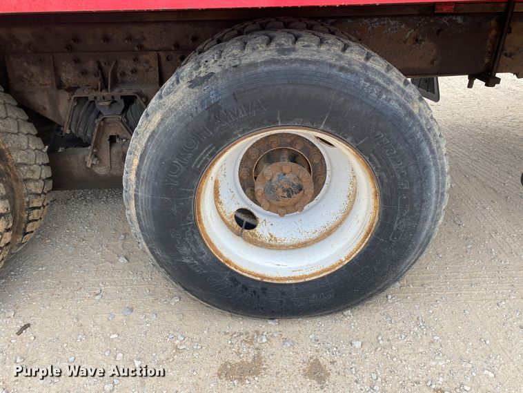 image for item DN8088 2004 International Navistar 7400  fuel / lube truck