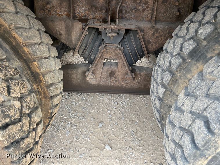 image for item DN8088 2004 International Navistar 7400  fuel / lube truck