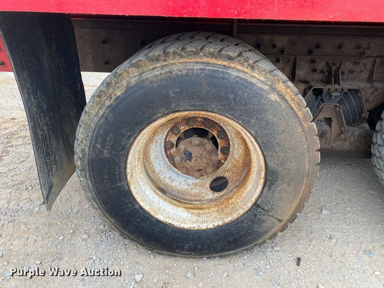 image for item DN8088 2004 International Navistar 7400  fuel / lube truck