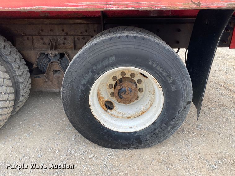 image for item DN8088 2004 International Navistar 7400  fuel / lube truck