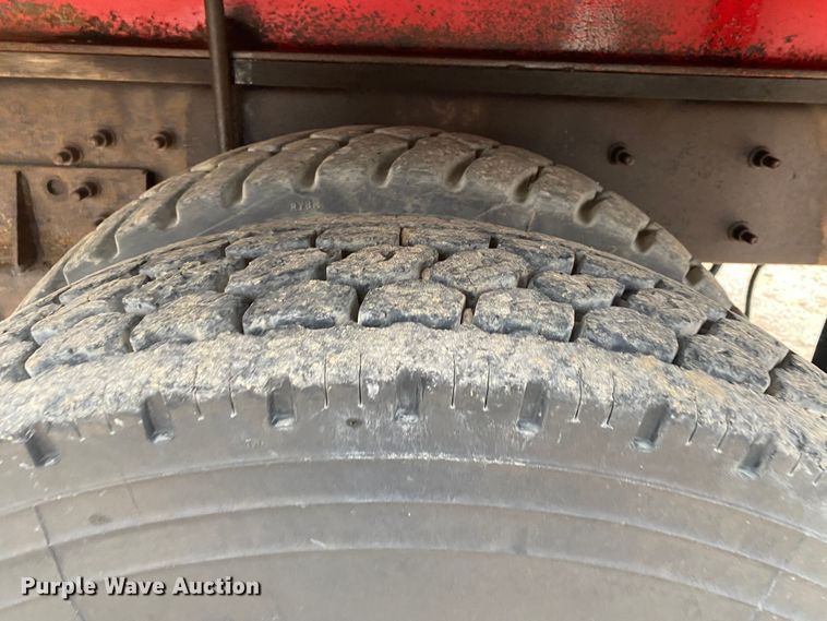 image for item DN8088 2004 International Navistar 7400  fuel / lube truck