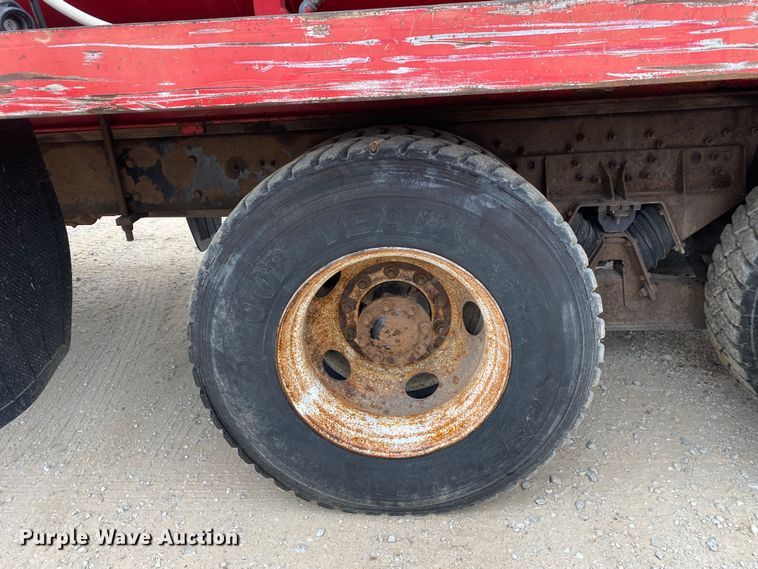 image for item DN8088 2004 International Navistar 7400  fuel / lube truck