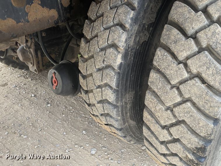 image for item DN8088 2004 International Navistar 7400  fuel / lube truck