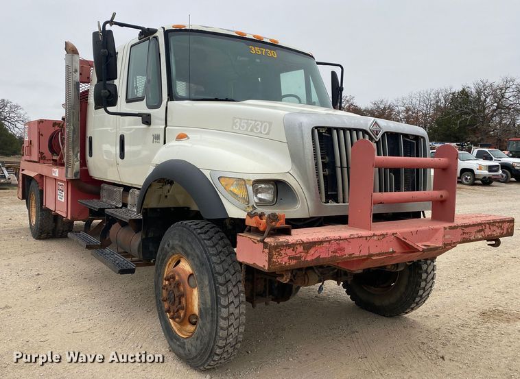 image for item DN8089 2004 International Navistar 7400  Crew Cab flatbed truck