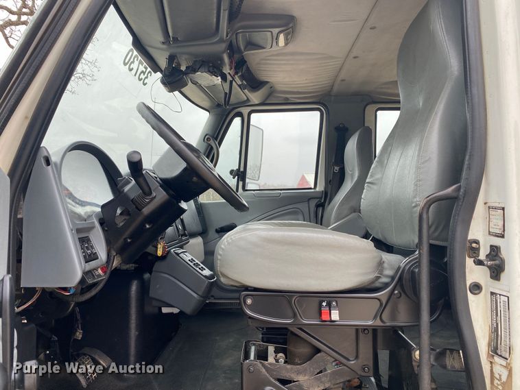 image for item DN8089 2004 International Navistar 7400  Crew Cab flatbed truck