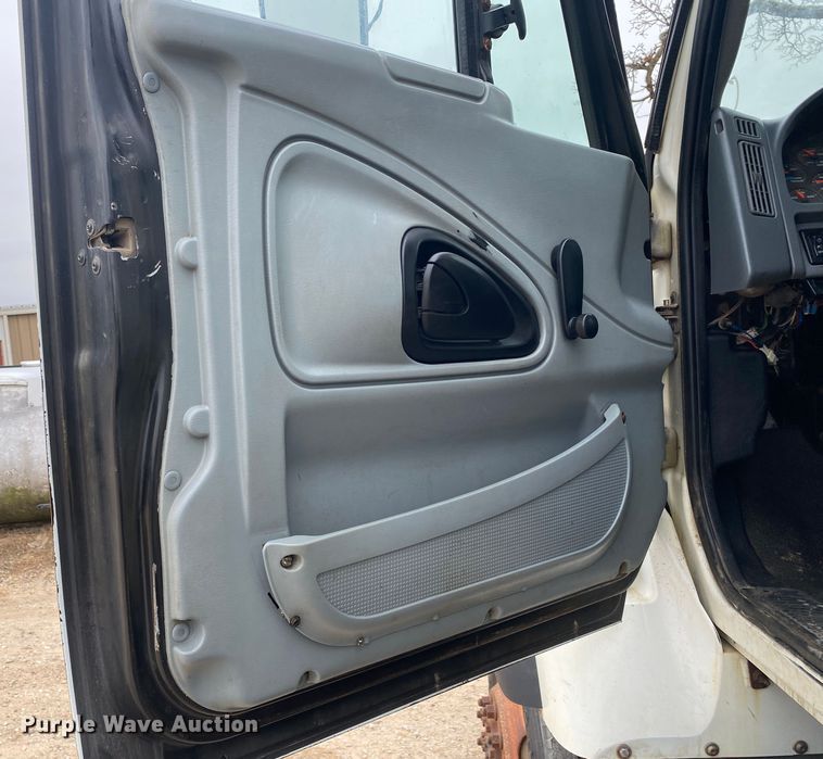 image for item DN8089 2004 International Navistar 7400  Crew Cab flatbed truck