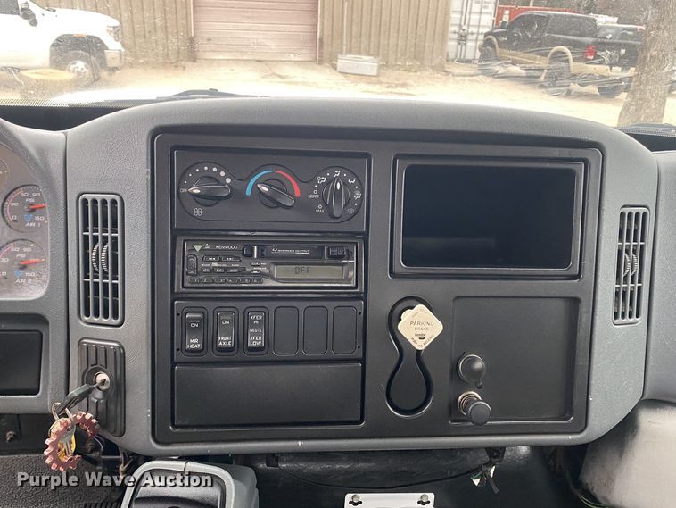 image for item DN8089 2004 International Navistar 7400  Crew Cab flatbed truck