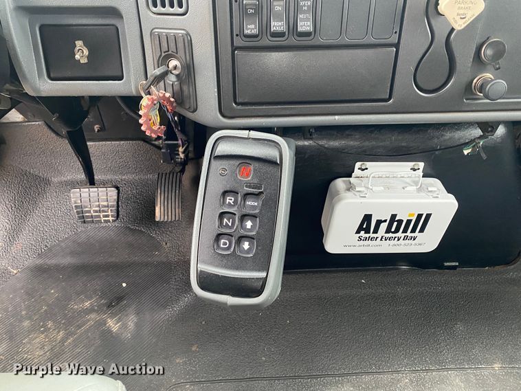 image for item DN8089 2004 International Navistar 7400  Crew Cab flatbed truck