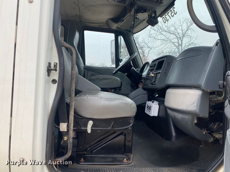 image for item DN8089 2004 International Navistar 7400  Crew Cab flatbed truck