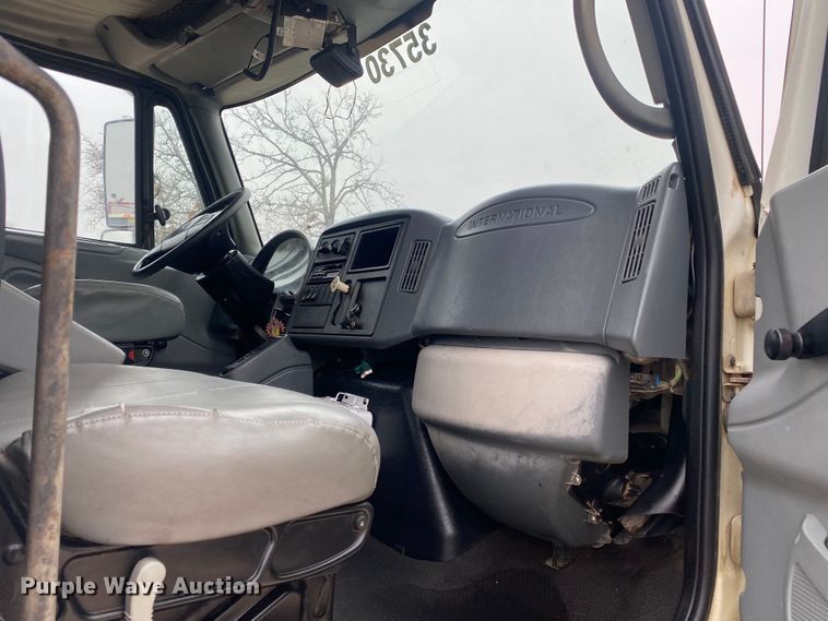 image for item DN8089 2004 International Navistar 7400  Crew Cab flatbed truck