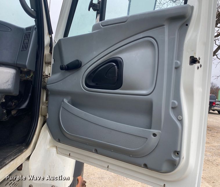 image for item DN8089 2004 International Navistar 7400  Crew Cab flatbed truck